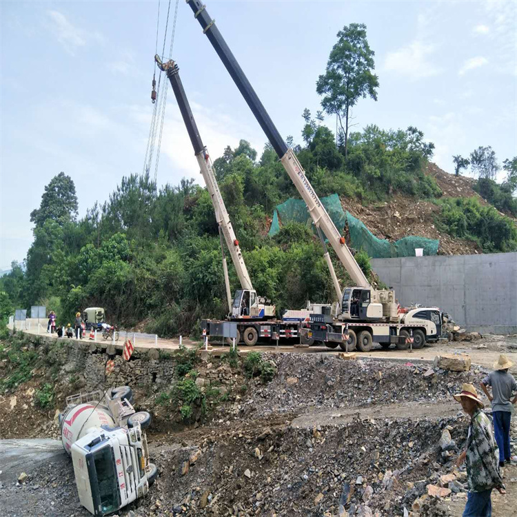 淮南潘集汽车掉沟里叫吊车救援要多少钱